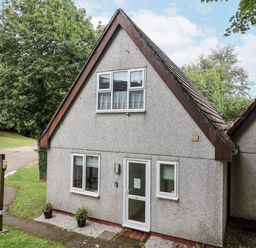 A house with a garden path at Valley Lodge 20 in Callington