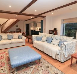 A living room with two sofas and a coffee table at Peewit Coach House in Moreton-in-Marsh