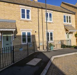 A house with a front door and windows at Swallows Nest in Bourton-On-The-Water