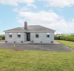 A house with a front yard and driveway at Dunbrody Dreams in 