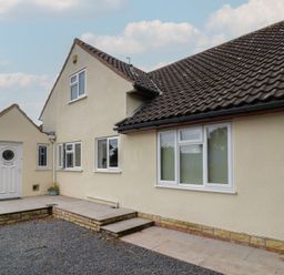An outdoor view of a house at Harran in Pershore