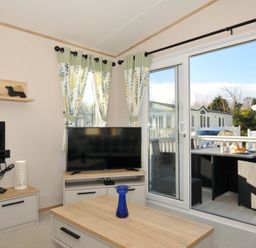 A living room with a television and coffee table at Eden Way 47, Par