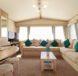 A living room with a sofa and coffee table at The Oakley in Par