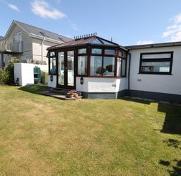 A garden with a conservatory and a house at Goetra