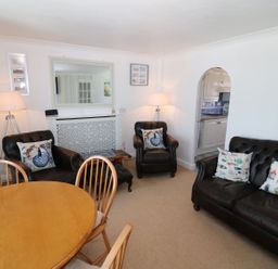 A living room with a table and chairs at Goetra