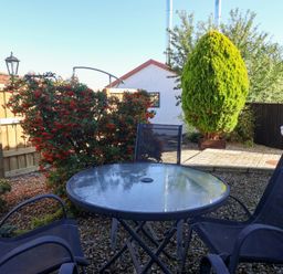 A garden with a table and chairs at West Cottage in East Knapton near Rillington