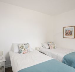 A bedroom with two single beds at Oer - 8 Ty'n Don, Llanengan near Abersoch