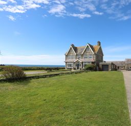 A house with a garden and sea view at Fadrun - 3 Ty'n Don