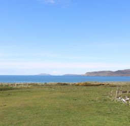 A landscape view of the ocean and islands at Penrhyn - 4 Ty'n Don