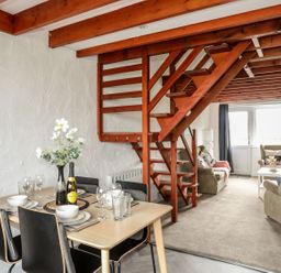 A dining room with a table and chairs at Penrhyn - 4 Ty'n Don