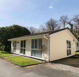 A building with windows and a door at Willow Lodge in Liskeard