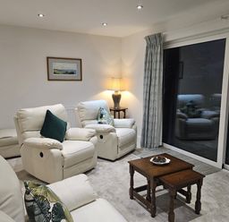A living room with recliners and a table at Ty Nain in Bethel