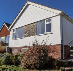A house with windows and a garden at Woodbury in Teignmouth