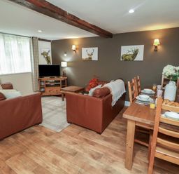 A dining room with a table and chairs at Duchess Cottage in Woodbridge