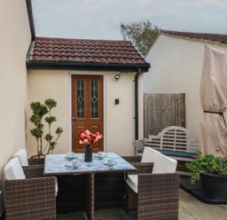An outdoor seating area with a table and chairs at Pompian Lodge in Leyland