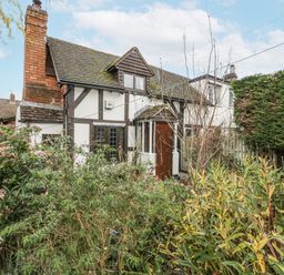 A house with a garden at Magpie Cottage in Worcester