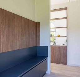An entryway with a bench and shelves at Rye Lodge in Wombleton