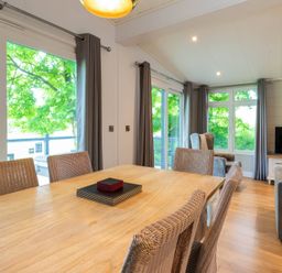 A dining room with a table and chairs at Bainbridge in Leyburn