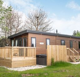 A cabin with a deck and steps at Caistor Spa in Louth