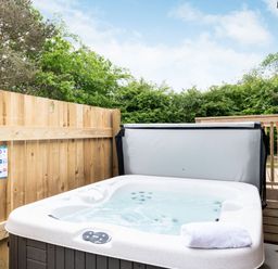A hot tub in an outdoor area at Caistor Spa in Louth