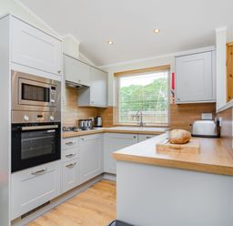 A kitchen with appliances and countertop at The Apethorpe (Pet) in Kings Cliffe