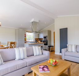 A living room with a sofa and coffee table at The Alwalton in Kings Cliffe