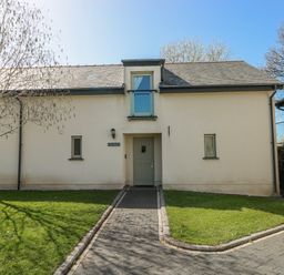 A house with a pathway and garden at Ivy Cottage in Oldwalls, Llanrhidian, Gower