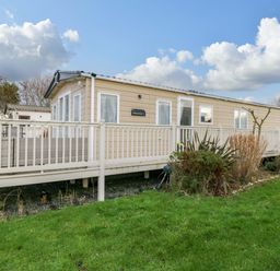 A mobile home with a deck in front at 62 Guddlebeck in Flookburgh