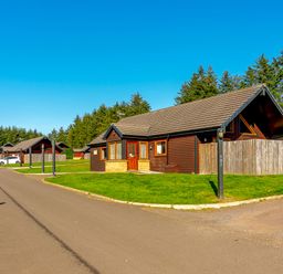 A outdoor area with cabins and a road at Rainbow Spa Plus (Pet) in Dundee