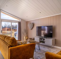 A living room with a television and sofa at Luxurious Serenity in Waltham