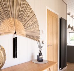 An entryway with decorative fan and table at The Luxury Retreat in Waltham