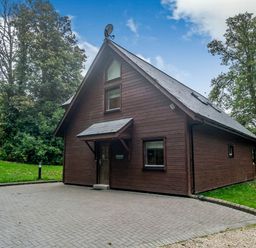 A house with a driveway and a garden at Cornwall Lodge Spa in Praze-An-Beeble