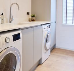 A laundry room with washing machines and a sink at Epic Spa (Pet) Laugharne