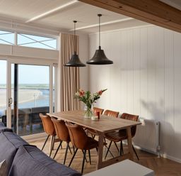 A dining room with a table and chairs at Canto Spa (pet) Laugharne