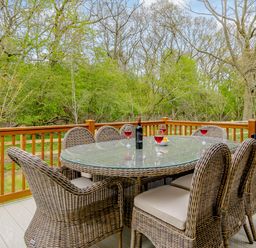 An outdoor dining area with a table and chairs at The Fotheringhay in Kings Cliffe