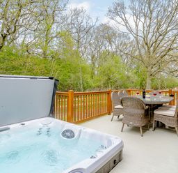 An outdoor space with a hot tub and dining table at The Fotheringhay in Kings Cliffe
