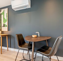 A dining area with a table and chairs at Arvor Suite 1.0 in Marhamchurch