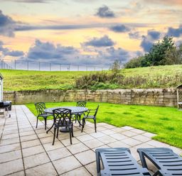 A garden with table and chairs at Beachcombers in Marhamchurch