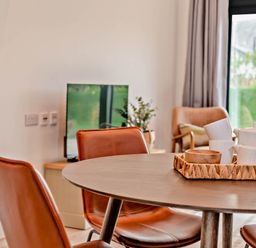 A dining room with a table and chairs at Arvor Duplex 2.0 in Marhamchurch