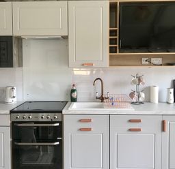 A kitchen with cabinets, sink and cooking stove at Inverness Lodge in Inverness