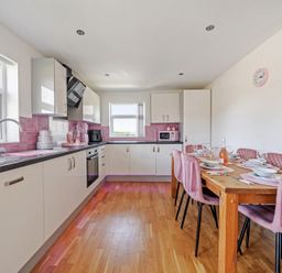 A kitchen with a dining area at James Ville Marina Lodge 23 in Brigg