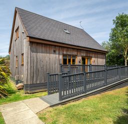 A house with a deck and ramp at James Ville Marina Lodge 10 in Brigg