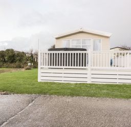 A caravan with a hot tub on the decking at Barney's Retreat in Newquay