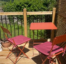 A balcony with table and chairs at Inglewood Bach in Conwy