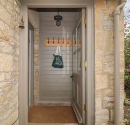 An entrance with coat hooks and a bag at Gardeners Cottage in Chipping Norton
