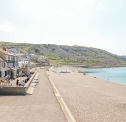 A seaside view with beach and cliffs at Flat 3
