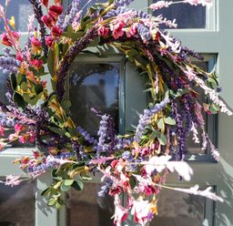 A floral wreath on a green door at Paddock View in Stow-On-The-Wold