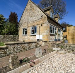 A house with garden elements at Paddock View in Stow-On-The-Wold