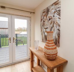 An entryway with a lion painting and vases at Pumpkin Lodge in Brigg