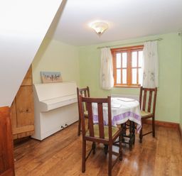 A dining room with a table and chairs at Mabby in Caister-On-Sea